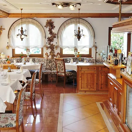 호텔 Schwarzenbergs Traube 4*